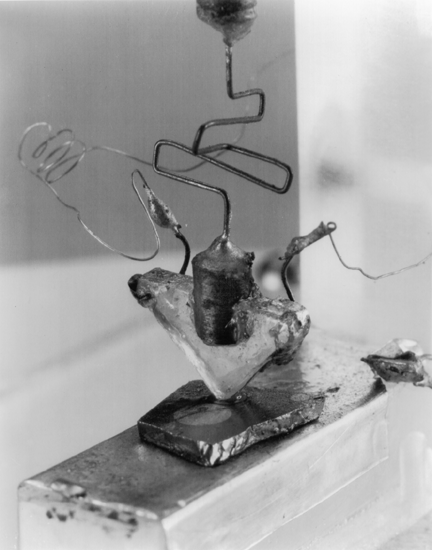 Figura 3 - Foto do primeiro transistor - Cortesia Bell Labs

