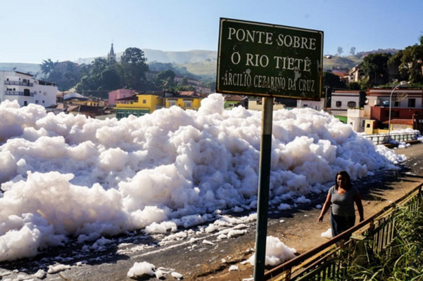 Figura 1 – Efeito dos detergentes nas águas descartadas nos rios (Foto do Tiete em São Paulo)
