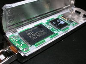 Chip de uma EEPROM - Memória Flash  (O chip maior é a memória flash) 