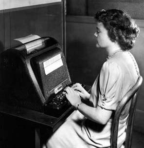 Figura 2 - Uma operadora trabalha no Computador Modelo I. Foto da AT&T. 