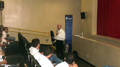 Foto 2 – Prof. Newton falando para os alunos e professores do SENAI
