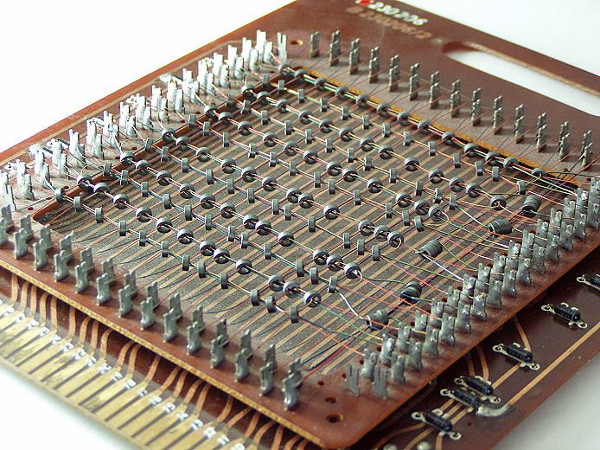 Figura 134 – Uma memória magnética de um computador dos anos 60 – Foto internet
