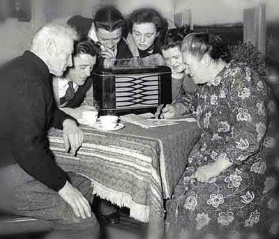 Figura 4 - Naquela época as pessoas se reuniam em torno do rádio para ouvir os programas.
