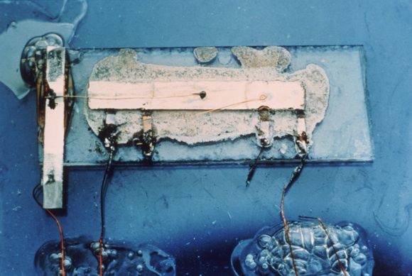 Figura 1 - O primeiro circuito integrado de Kilby feito com pedaços de silício

