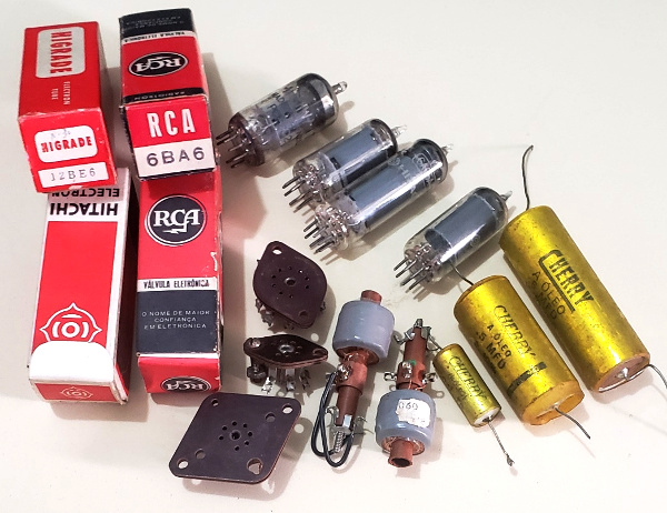 Figura 2    - Válvulas, soquetes de válvulas, capacitores típicos de óleo e bobinas de um rádio desse tipo
