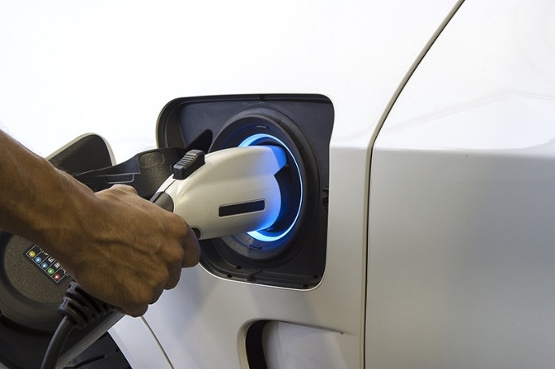 Figura 1: Os MHEVs oferecem melhores opções para os padrões de emissões de gasolina. (Fonte: Smile Fight / Shutterstock)
