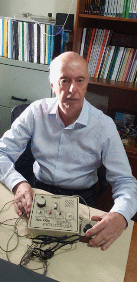 Figura 8 – Foto do autor com o protótipo (número 1) do Motocross
