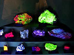 figura 5 – Minerais brilhando sob a luz negra
