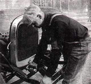 Dando a partida com a manivela (start crank) foto antiga da internet
